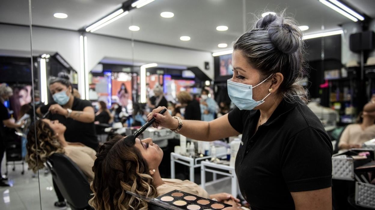 Sánchez deja atrás a la industria y los autónomos: «Pagamos 300 euros más de luz en agosto»