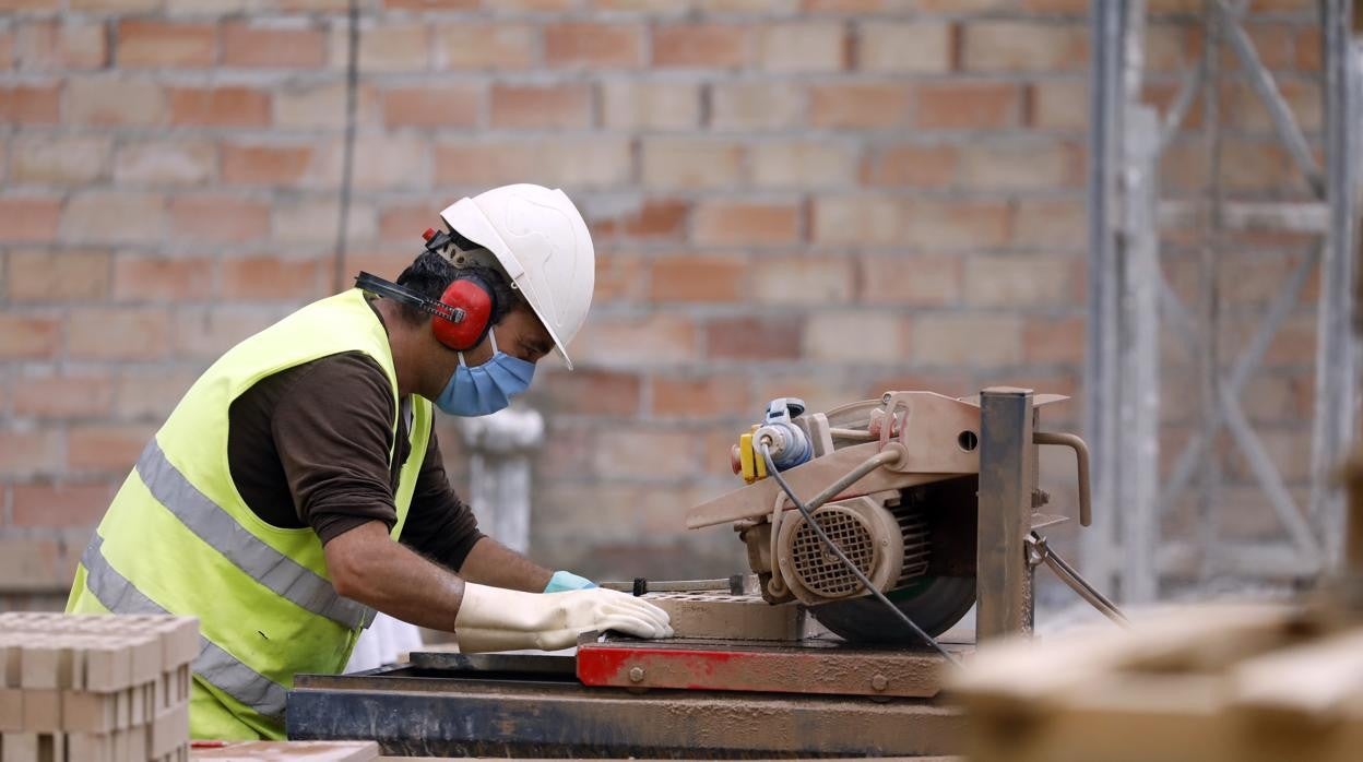 Agricultura, industria y servicios han reducido el paro en Sevilla, no así la construcción