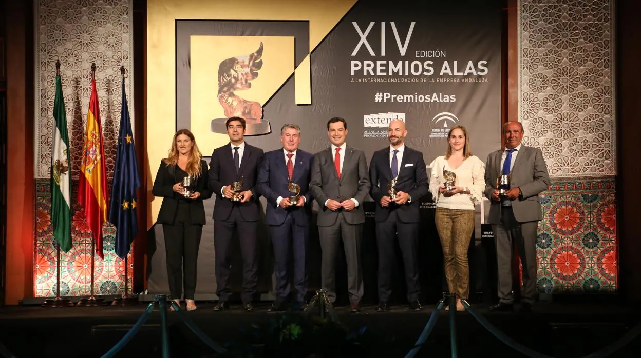 Los premiados en la anterior edición de esta convocatoria bianual con el presidente andaluz