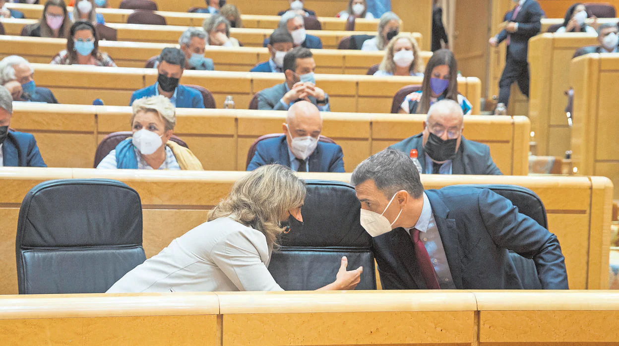 Teresa Ribera y Pedro Sánchez, el pasado martes en el Senado