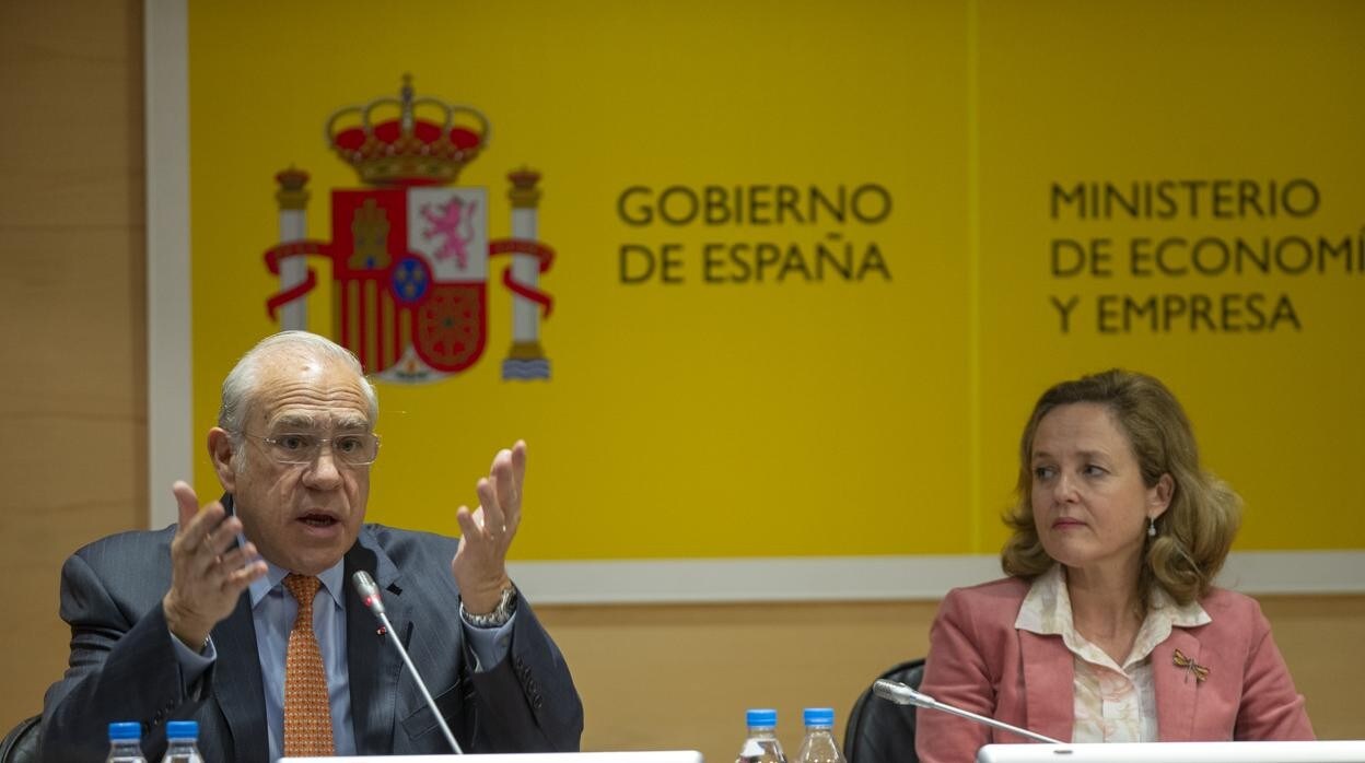 La ministra de Economía, Nadia Calviño, y el secretario general de la Organización para la Cooperación y el Desarrollo Económicos (OCDE), Ángel Gurría, en 2018