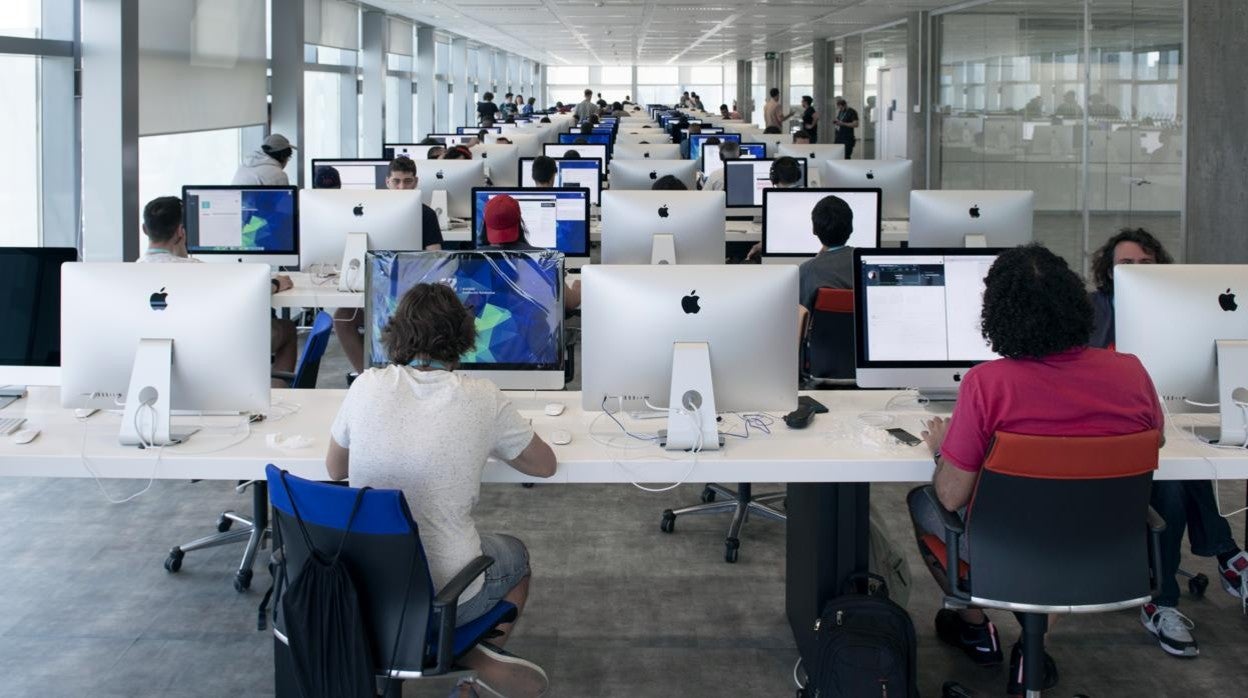 Más allá de la formación reglada, existen alternativas para prepararse en programación, como los ‘bootcamps’ o campus 42, introducido en España por la Fundación Telefónica