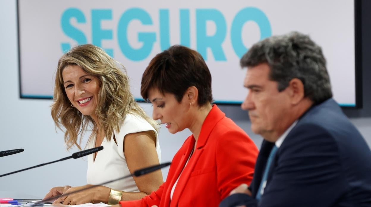 Yolanda Díaz, Isabel Rodríguez y José Luis Escrivá durante el Consejo de Ministros