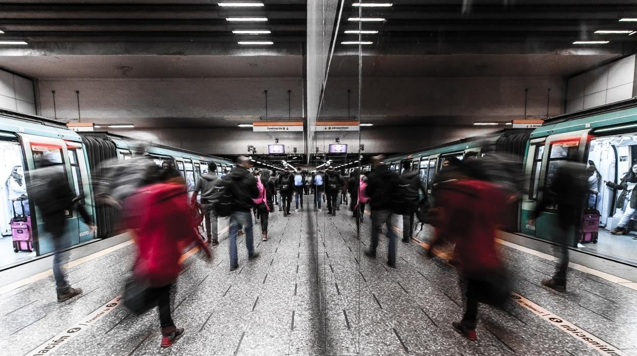 Trasiego de viajeros en una estación de metro de Santiago de Chile