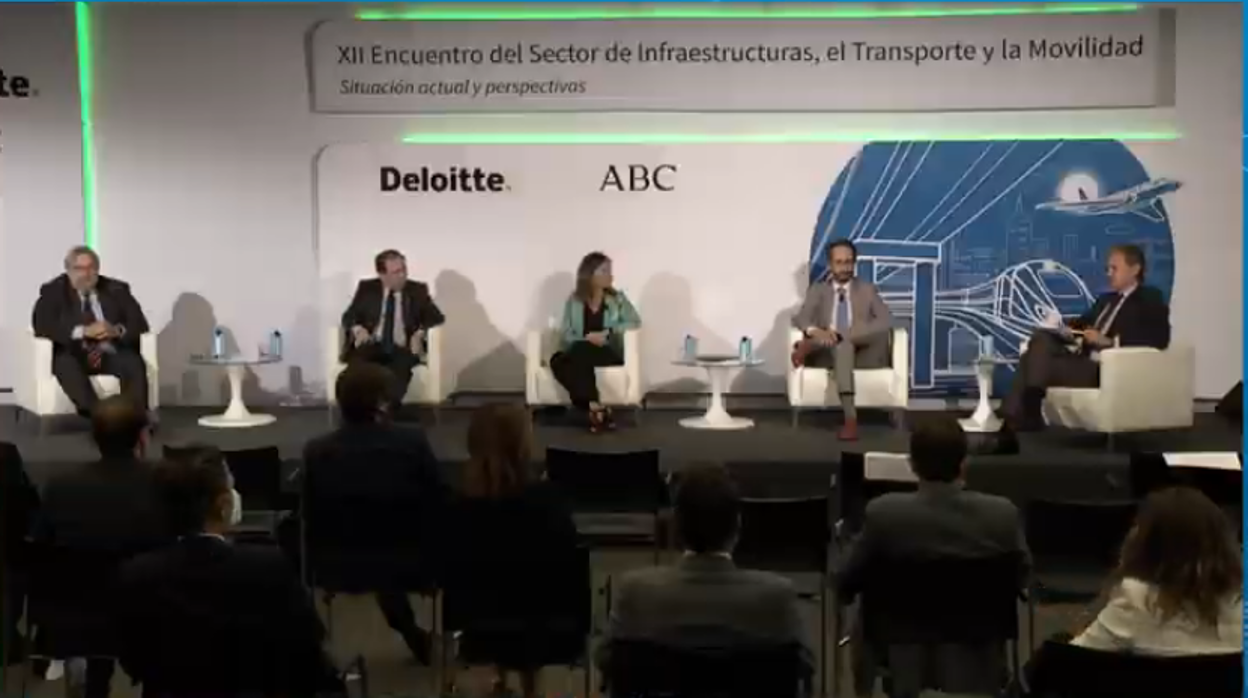 Manel Villalante, de Renfe; Borja Carabante, del ayuntamiento de Madrid; María José Rallo, de Transportes; Rodrigo Esteban, de Acciona; y el moderador Juan Alfaro, de Deloitte