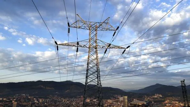 Las eléctricas denuncian a la Comisión Europea el 'decretazo' del Gobierno