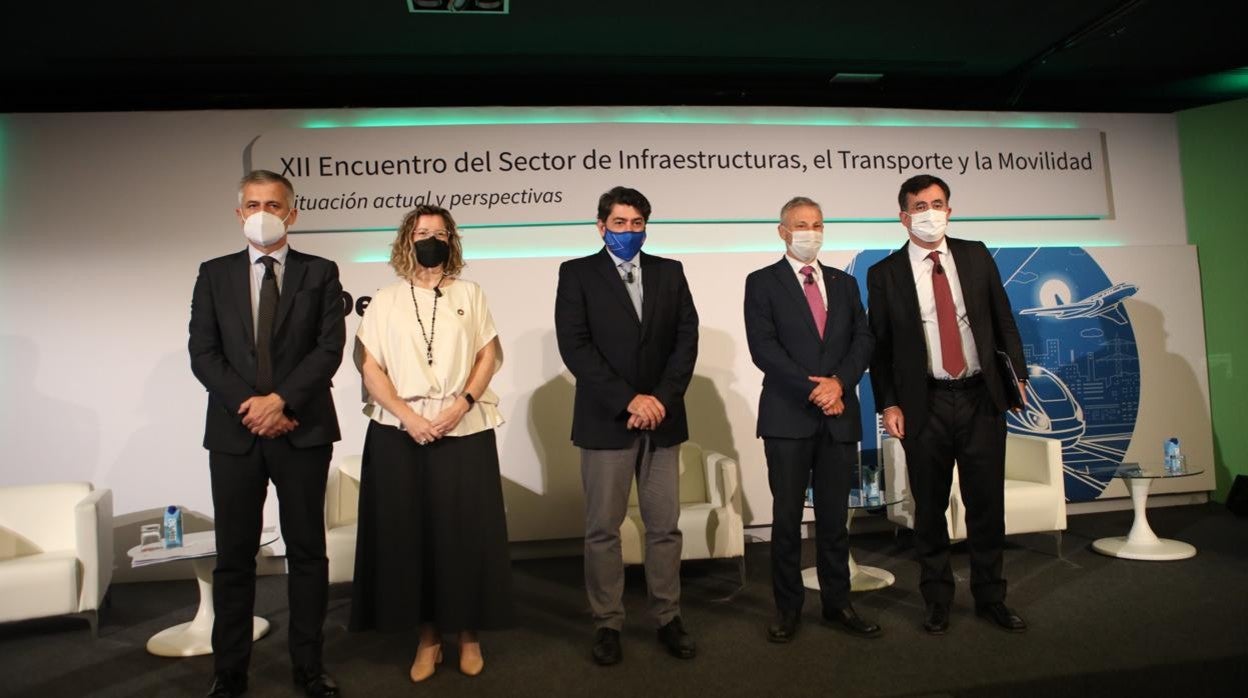 De izquierda a derecha, David Lucas, secretario general de Agenda Urbana y Vivienda; María Luisa Domínguez, presidenta de Adif; David Pérez, consejero de Transportes e Infraestructuras de la Comunidad de Madrid; Francisco Toledo, presidente de Puertos del Estado y Alberto Valls, moderador de la mesa