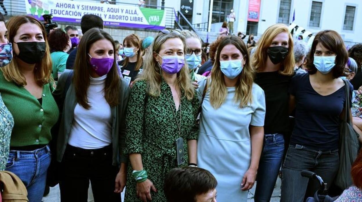 La ministra de Igualdad, Irene Montero (2i), junto a la secretaria de Organización de Podemos, Lilith Verstrynge (2d), y la portavoz nacional de Podemos, Isa Serra (d)