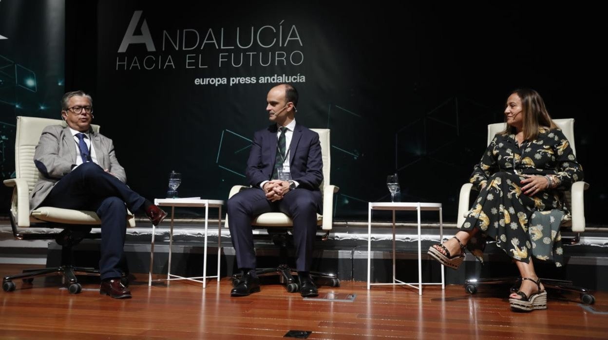 Santiago Alfonso, vicepresidente de Comunicación y Reputación Corporativa de Cosentino; David Herrero, director de Fabricación de Fertiberia; y Sagrario Sáez, directora de Sostenibilidad de Heineken, en las Jornadas de Europa Press