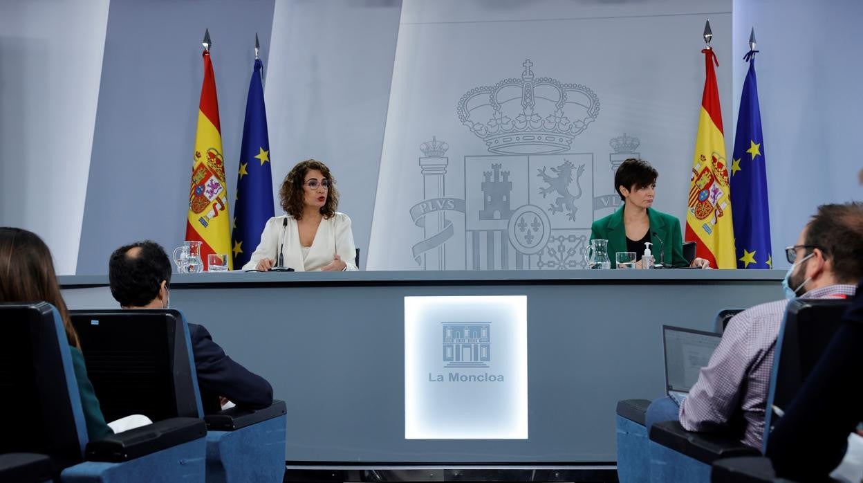 La ministra de Hacienda, María Jesús Montero (i), y la ministra de Política Territorial y portavoz del Gobierno, Isabel Rodríguez
