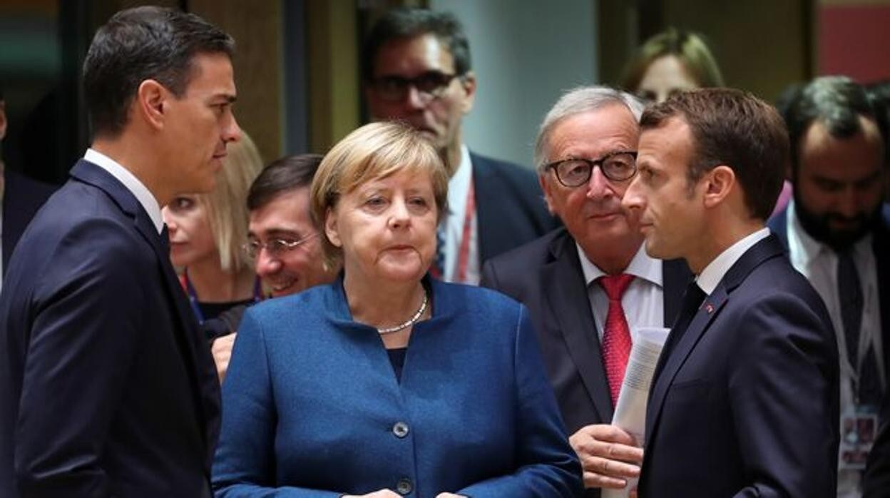 Sánchez, Merkel y Macron, en una reunión de la UE