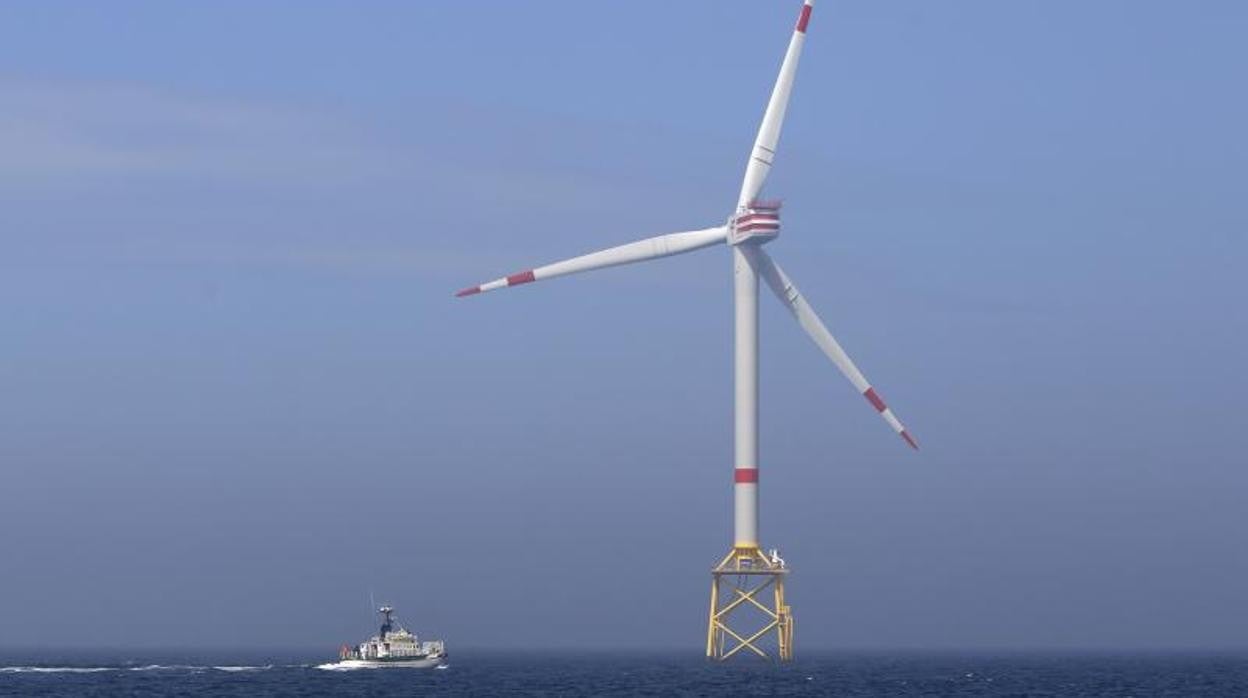 Un barco pasa ante un aerogenerador en el Mar del Norte
