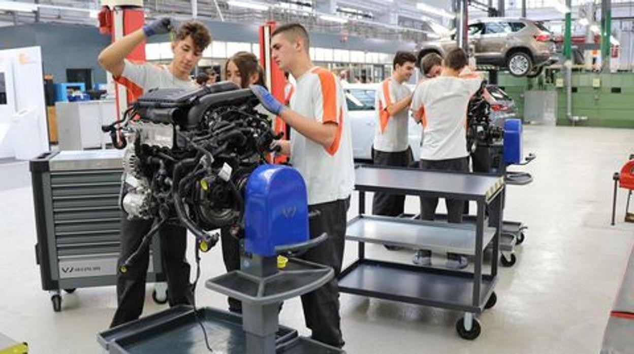 Alumnos de FP en una fábrica de automóviles