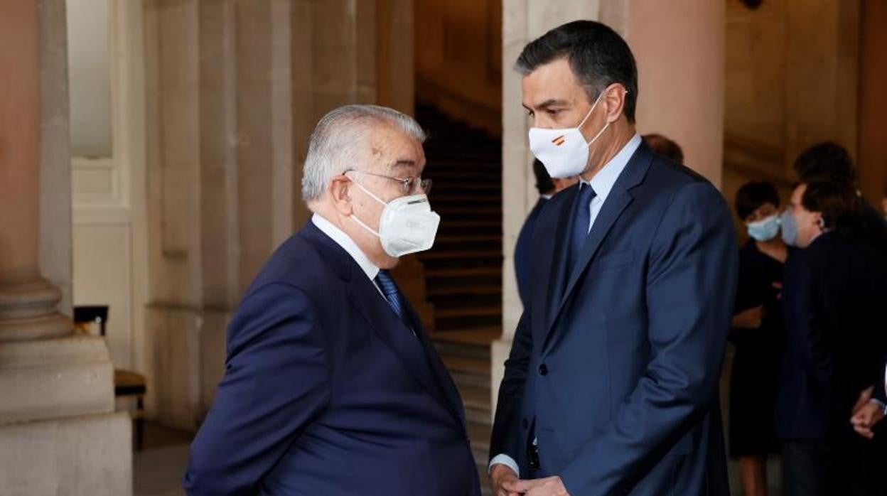 El presidente del Gobierno, Pedro Sánchez, conversa con el presidente del Tribunal Consitucional, Juan José González Rivas
