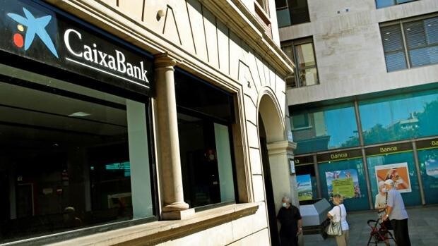 Los más de 5.000 cajeros que eran de Bankia ya cuentan con la opertiva de CaixaBank