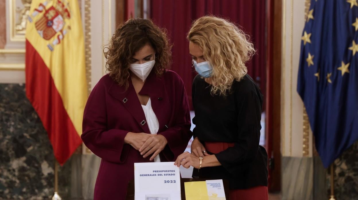 La ministra de Hacienda, María Jésus Montero (izda.) ,junto a la presidenta del Congreso de los Diputados, Meritxell Batet