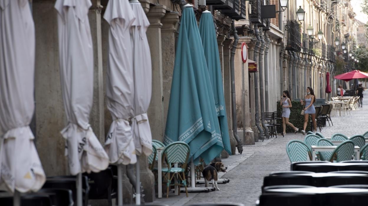 Varias terrazas vacías en Alcalá de Henares (Madrid)