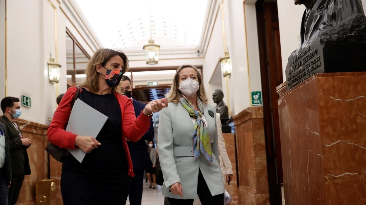 La vicepresidenta primera del Gobierno y ministra de Economía, Nadia Calviño y la vicepresidenta tercera y ministra de Transición Ecológica, Teresa Ribera a su llegada al pleno del Congreso