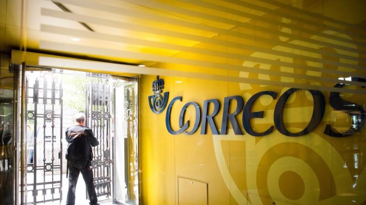 Varios usuarios realizan trámites este martes en la oficina de Correos de Cibeles