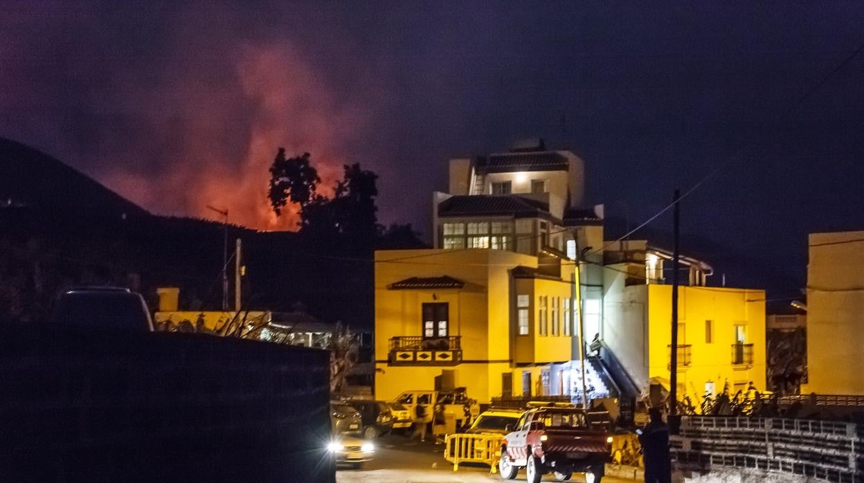 Evacuación de varios municipios de La Palma debido al avance de la colada esta noche