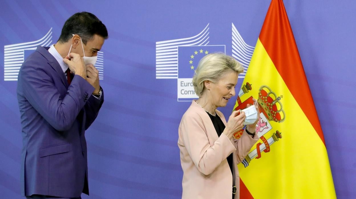 El presidente del Gobierno, Pedro Sánchez, y la presidenta de la Comisión Europea, Ursula Von der Leyen