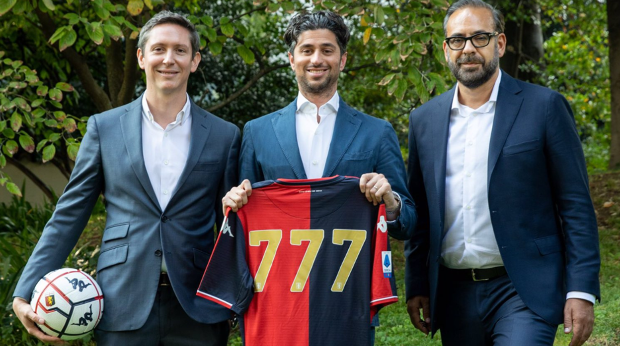 Juan Arciniegas (izquierda) durante la presentación del acuerdo por el cuál 777 compró el Genoa