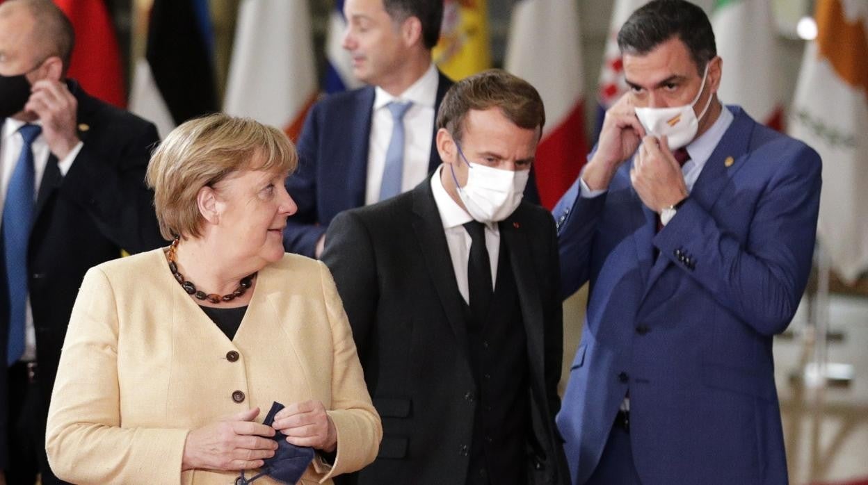 La todavía canciller alemana, Angela Merkel, junto al presidente francés, Emmanuel Macron, y el presidente español, Pedro Sánchez