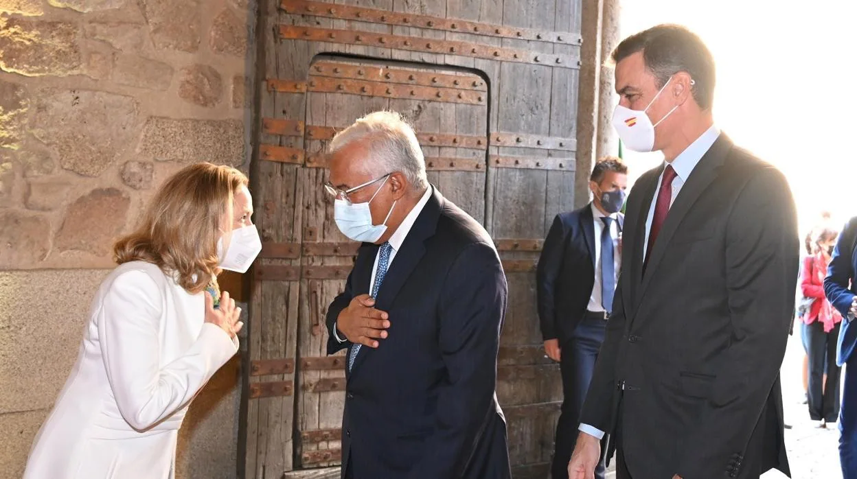 El presidente portugués, Antonio Costa, saluda a Calviño en presencia de Sánchez