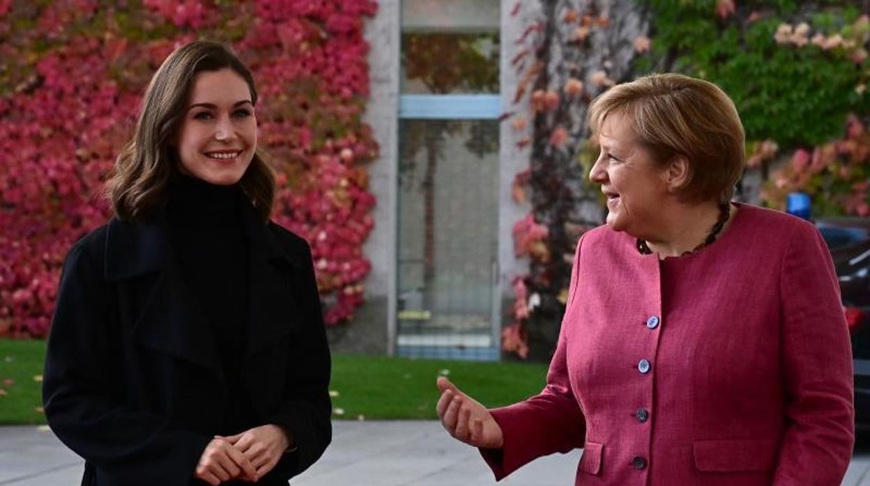 La primera ministra de Finlandia, Sanna Marin, y la canciller alemana, Angela Merkel, en Berlín