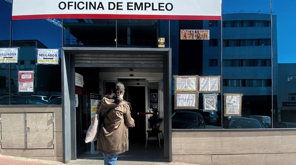 El empleo vuelve a dar un respiro pero el número de parados roza los cuatro millones