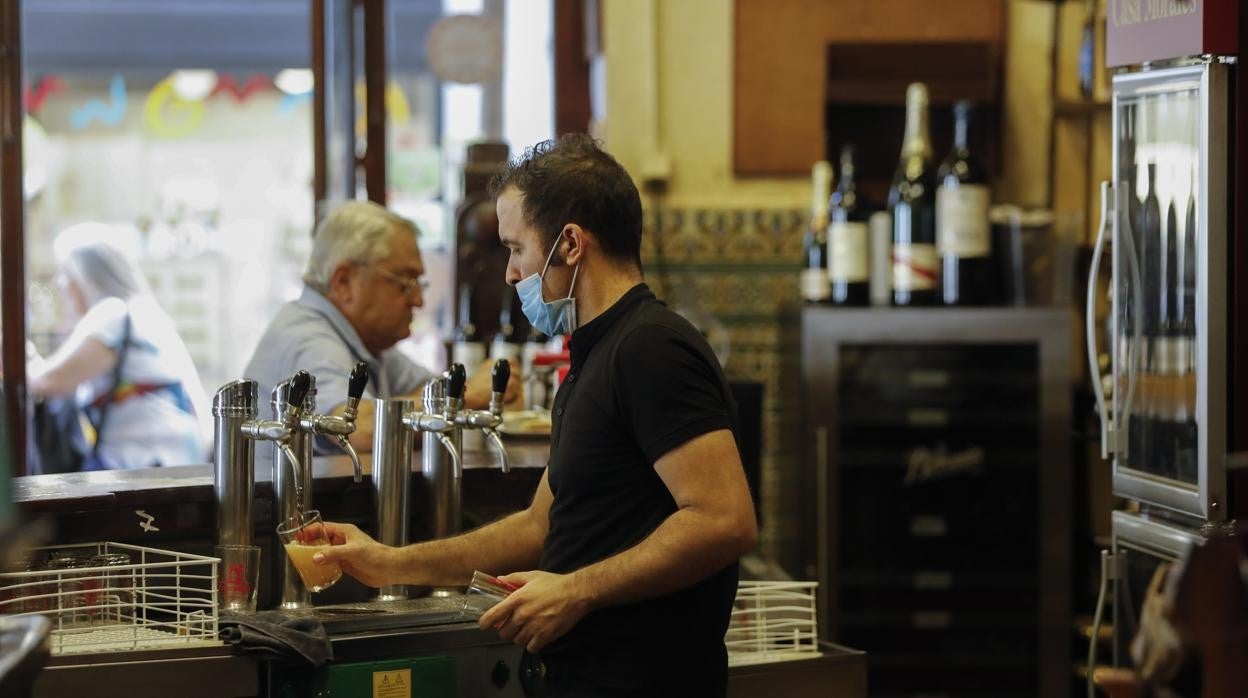 Un camarero tira una caña en un bar de Sevilla capital