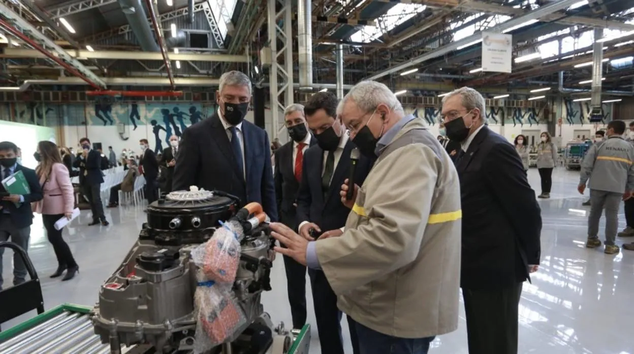 José Vicente de los Mozos, presidente de Renault España, junto al presidente de la Junta, Juanma Moreno, y el director de la fábrica de Sevilla, Javier Bernáldez