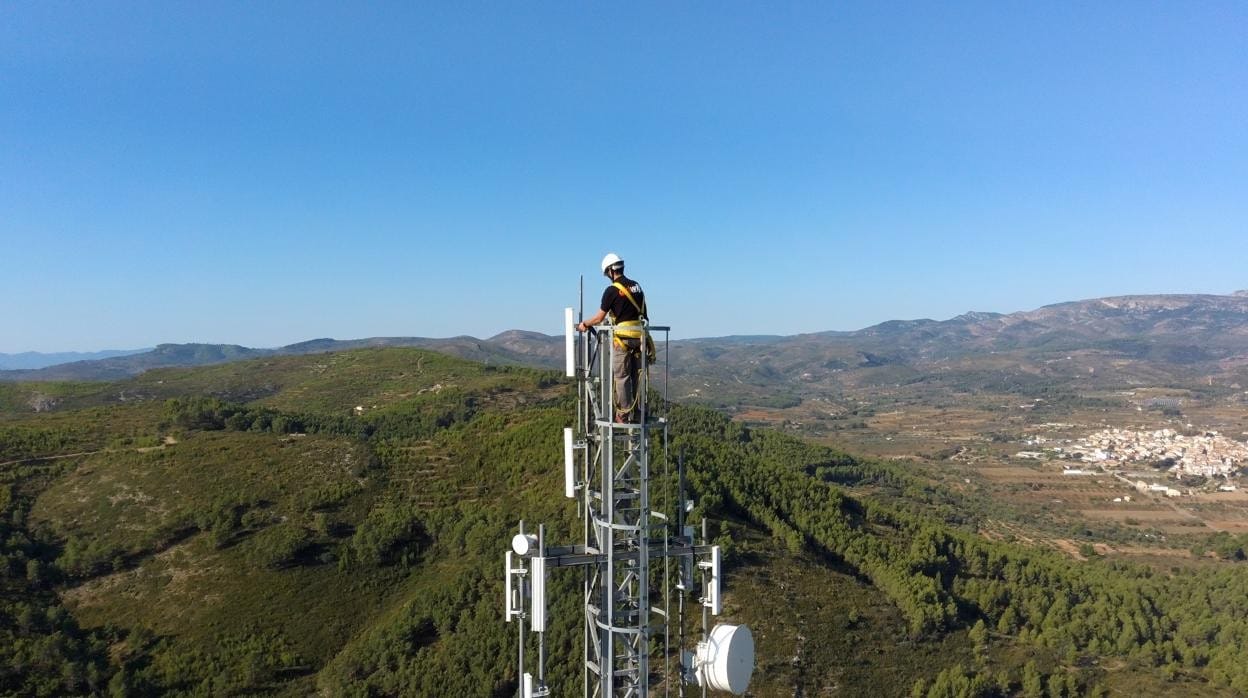 Un equipo de la empresa Akiwifi instala fibra en Atzeneta del Maestratacordarme (Valencia)