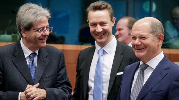 El comisario europeo de Economía, Paolo Gentiloni (I), el ministro de finanzas austriaco, Gernot Blümel (C), y el ministro de finanzas alemán, Olaf Scholz (D)