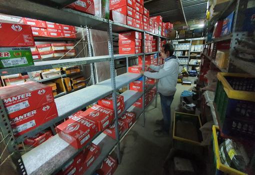 Un trabajador de Riegos Lebrón en el establecimiento de la empresa