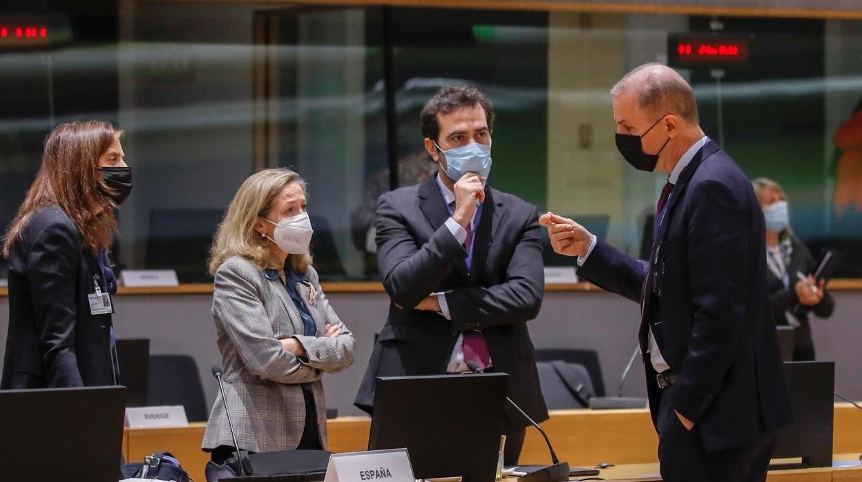 Nadia Calviño (2ª izq) durante la reunión de ayer del Ecofin