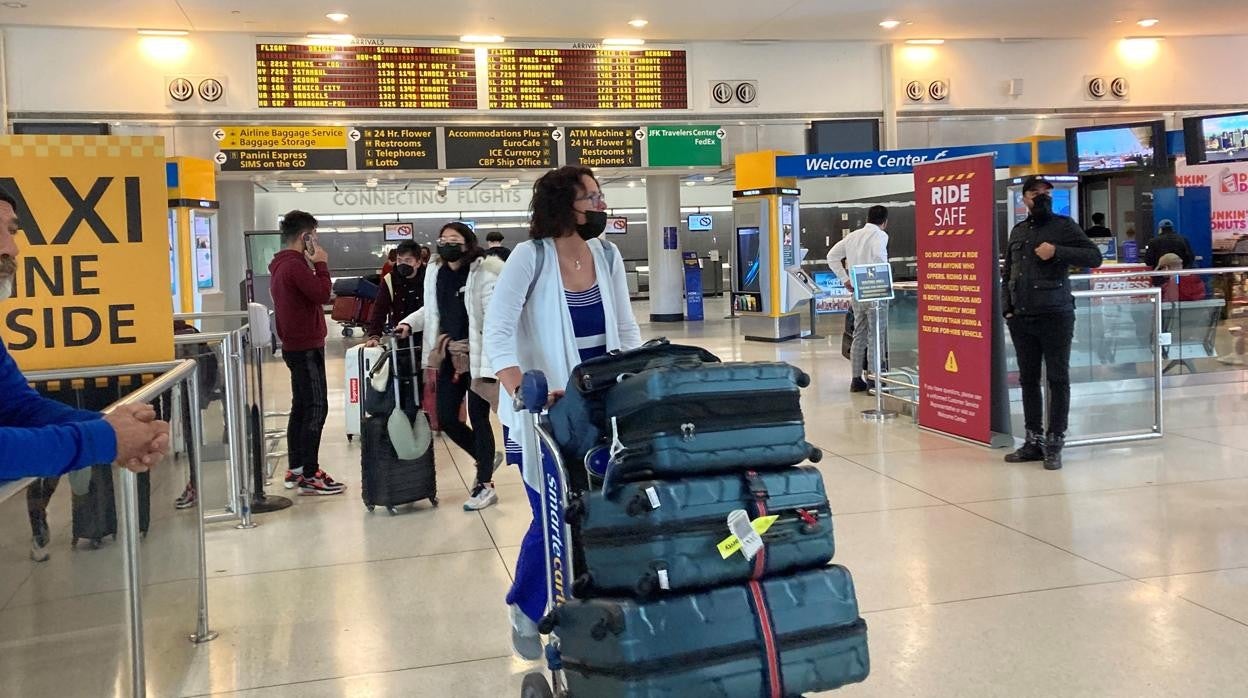 Pasajeros de vuelos internacionales llegando al Aeropuerto Internacional John F. Kennedy (JFK) en Nueva York.