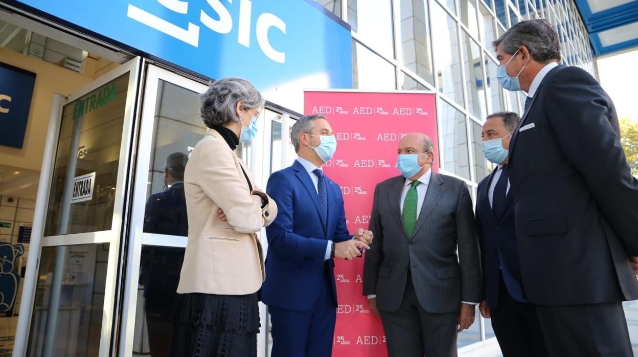 El consejero Juan Bravo con representantes de la AED y de ESIC