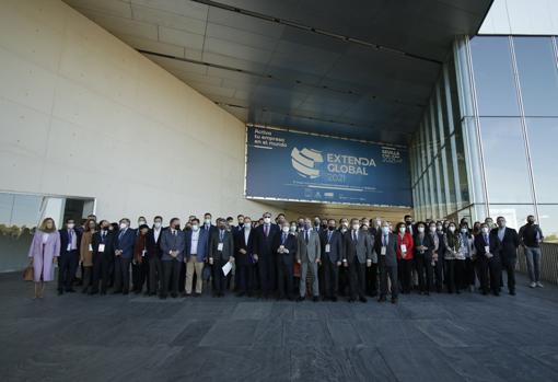 El consejero con el equipo de la Red Exterior de Extenda en Fibes