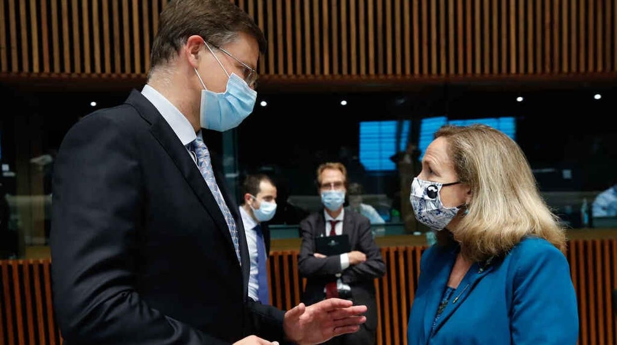 El vicepresidente de la Comisión, Valdis Dombrovskis, con la vicepresidenta Nadia Calviño