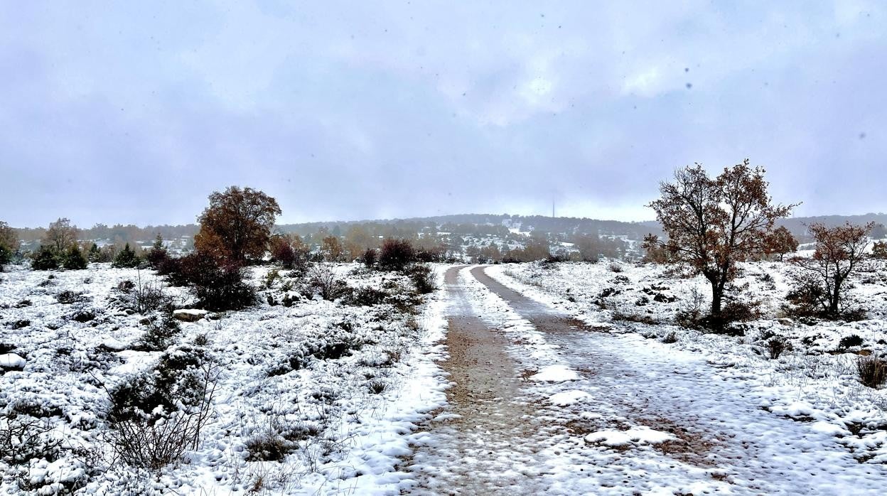 Un campo de Maranchón con una capa de nieve