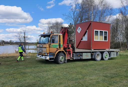 La casa en pleno proceso de transporte