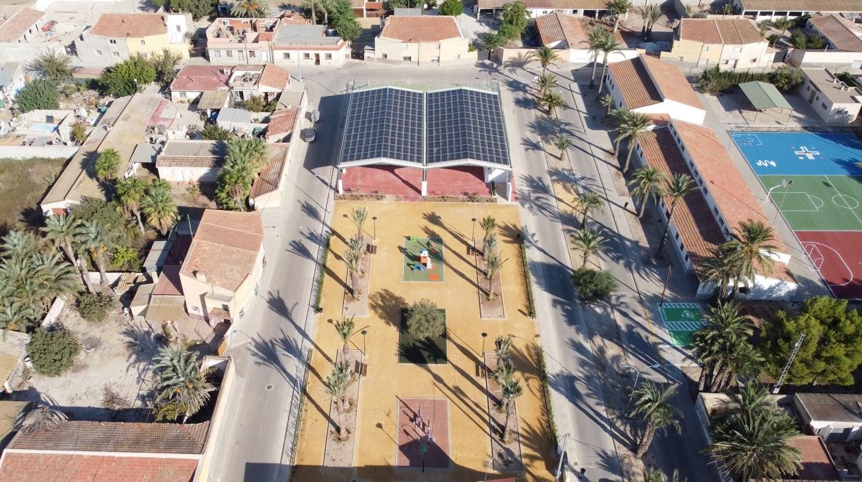 El Grupo Enercoop ha instalado las primera placas solares sobre una marquesina para suministrar a una pedanía de Crevillente, que quiere convertirse en una comunidad energética municipal