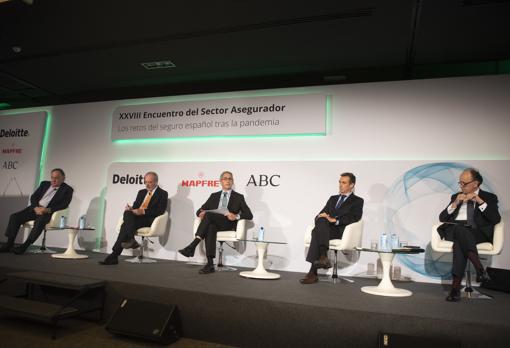 De izquierda a derecha, Francisco Giménez Bosch, director de Seguros de Santander España; Vicente Cancio, CEO de Grupo Zurich; Luis Miguel Carrasco, director del grupo financiero de Ibercaja; y Eugenio Yurrita, CEO de BBVA Seguros