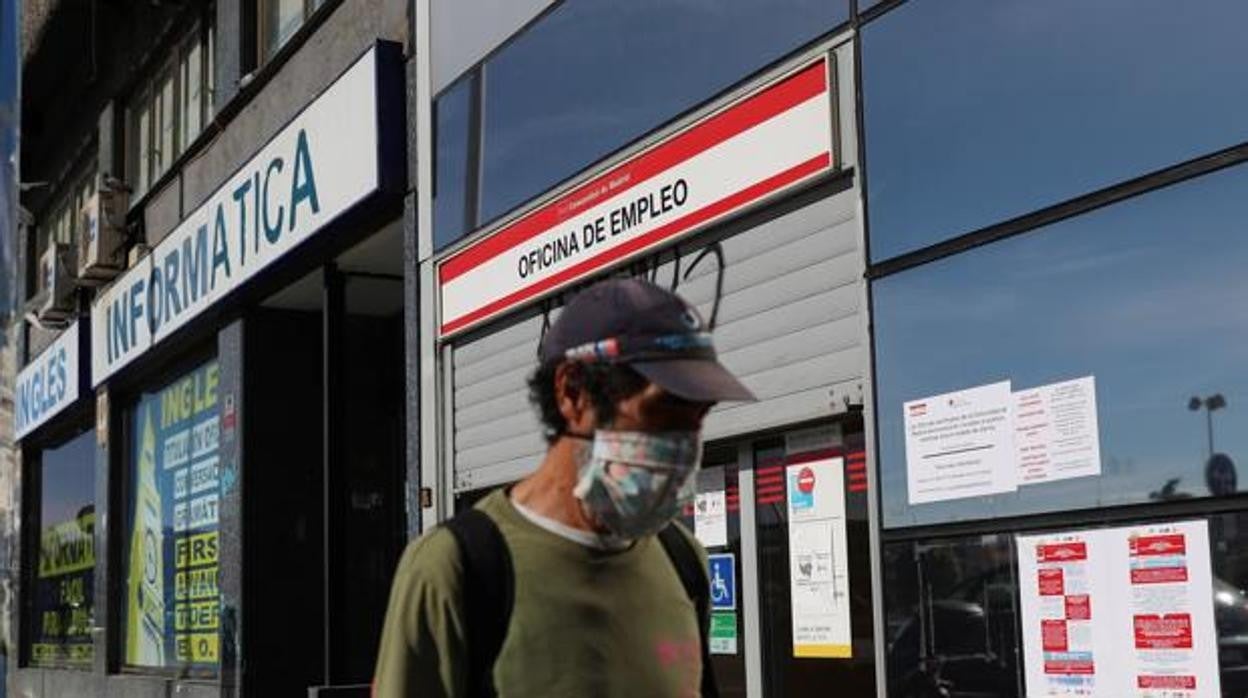 Un hombre pasa por delante de una Oficina de Empleo en Madrid