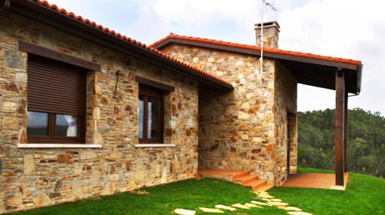 Cuatro casas prefabricadas forradas de piedra de hasta 100 metros cuadrados