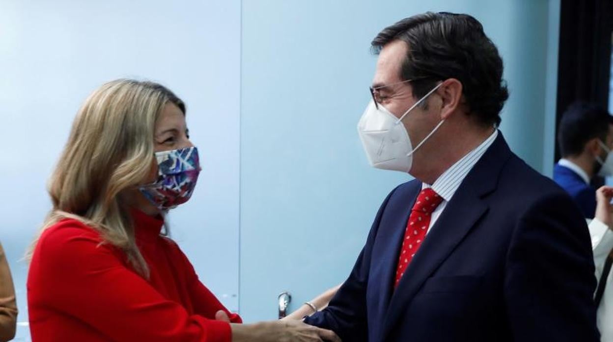 El presidente de la CEOE, Antonio Garamendi (dcha) junto a la vicepresidenta segunda y ministra de Trabajo Yolanda Díaz (izda)