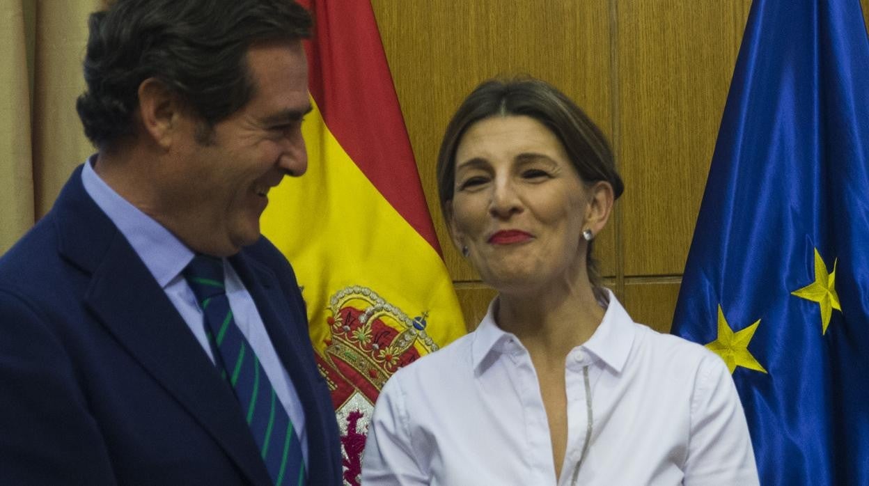 El presidente de CEOE, Antonio Garamendi, y la vicepresidenta segunda del Gobierno y Ministra de Trabajo, Yolanda Díaz