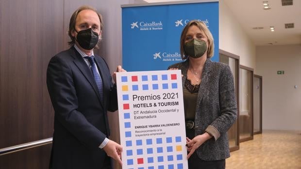 Enrique Ybarra obtiene el premio CaixaBank Hotels  Tourism a la trayectoria empresarial