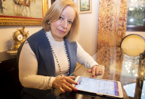 Elena Pérez, víctima de un chiringuito financiero, en su casa de Madrid